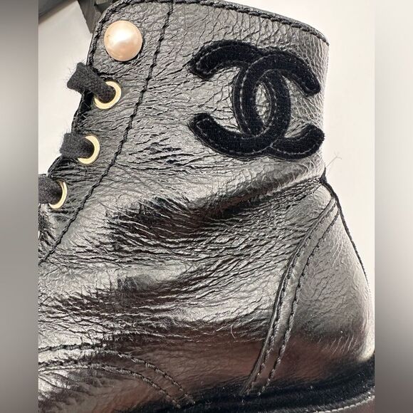 Chanel Interlocking CC Combat Pearl Leather Black Ankle Boots EU 38.5 US 7.5-8 - Picture 6 of 13